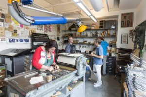 Four people, including Jenni Undis, in the printmaking studio at Reunion 2016