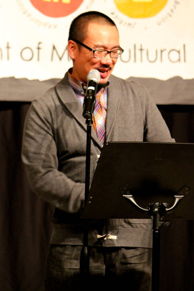 Bao Phi '97 is Guest Speaker in Literary Publishing Class, 2015.